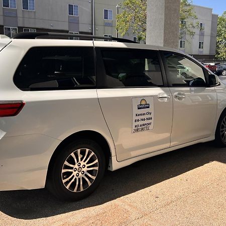 Days Inn By Wyndham Kansas City International Airport Εξωτερικό φωτογραφία