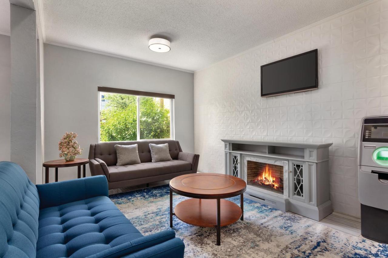 Days Inn By Wyndham Kansas City International Airport Εξωτερικό φωτογραφία