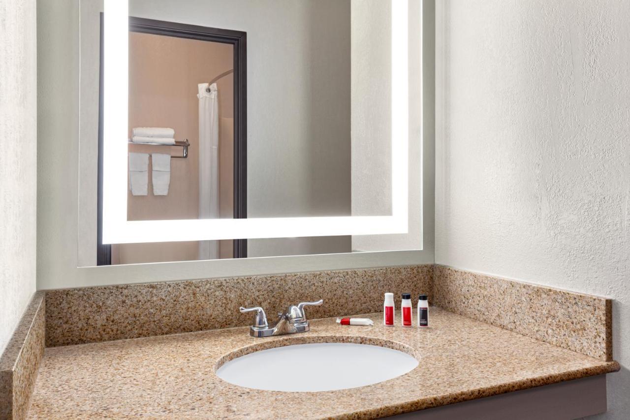 Days Inn By Wyndham Kansas City International Airport Εξωτερικό φωτογραφία