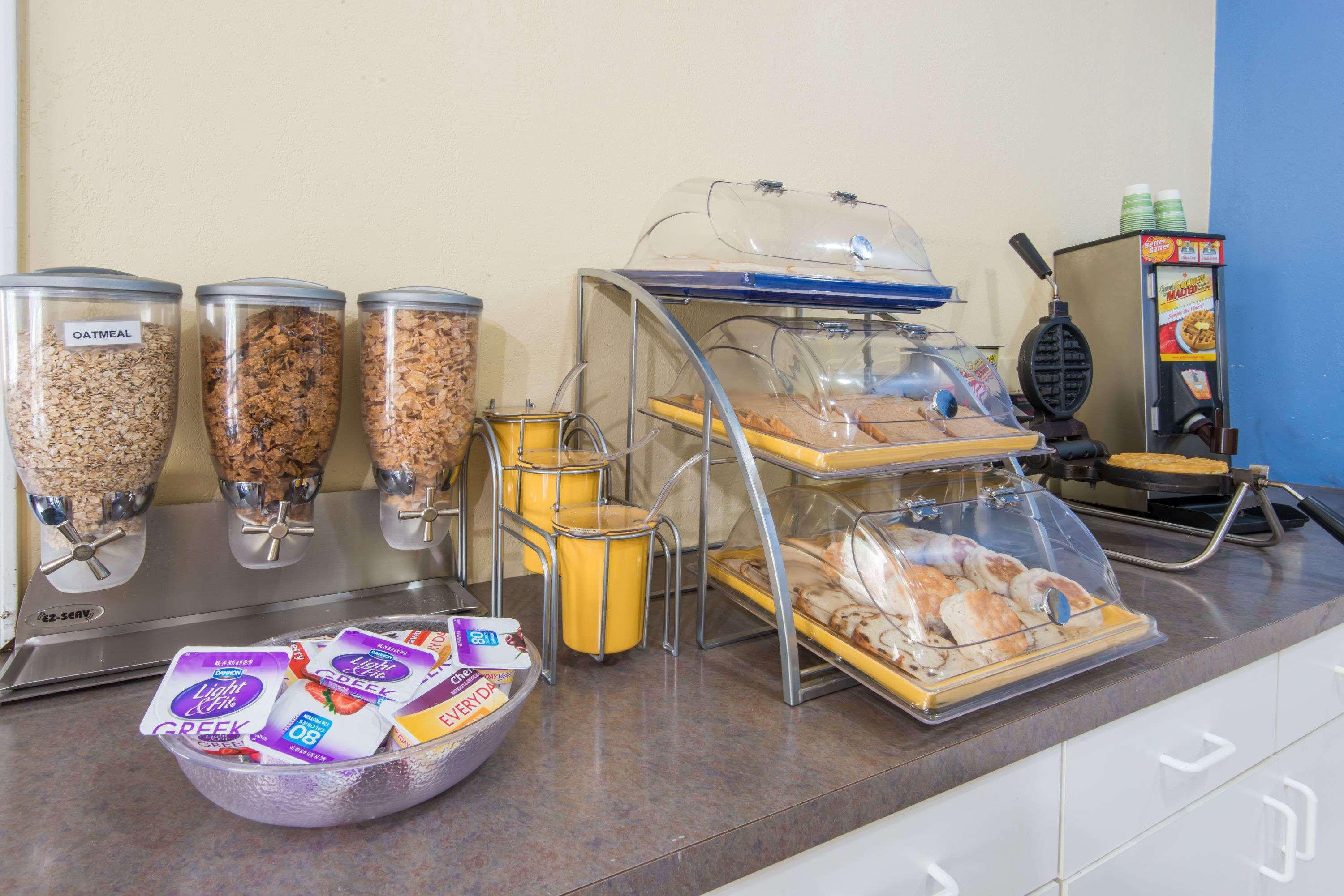 Days Inn By Wyndham Kansas City International Airport Εξωτερικό φωτογραφία