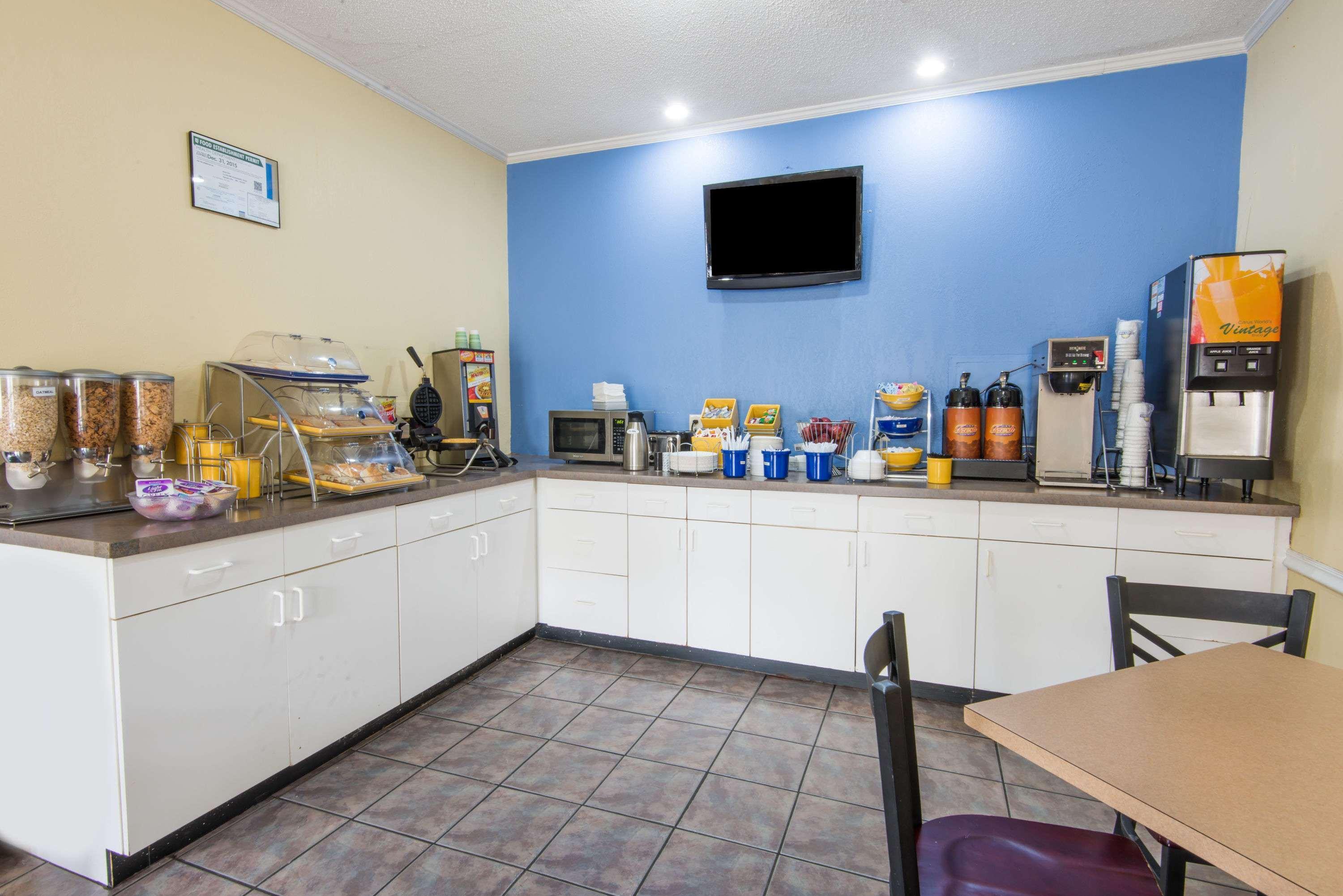 Days Inn By Wyndham Kansas City International Airport Εξωτερικό φωτογραφία