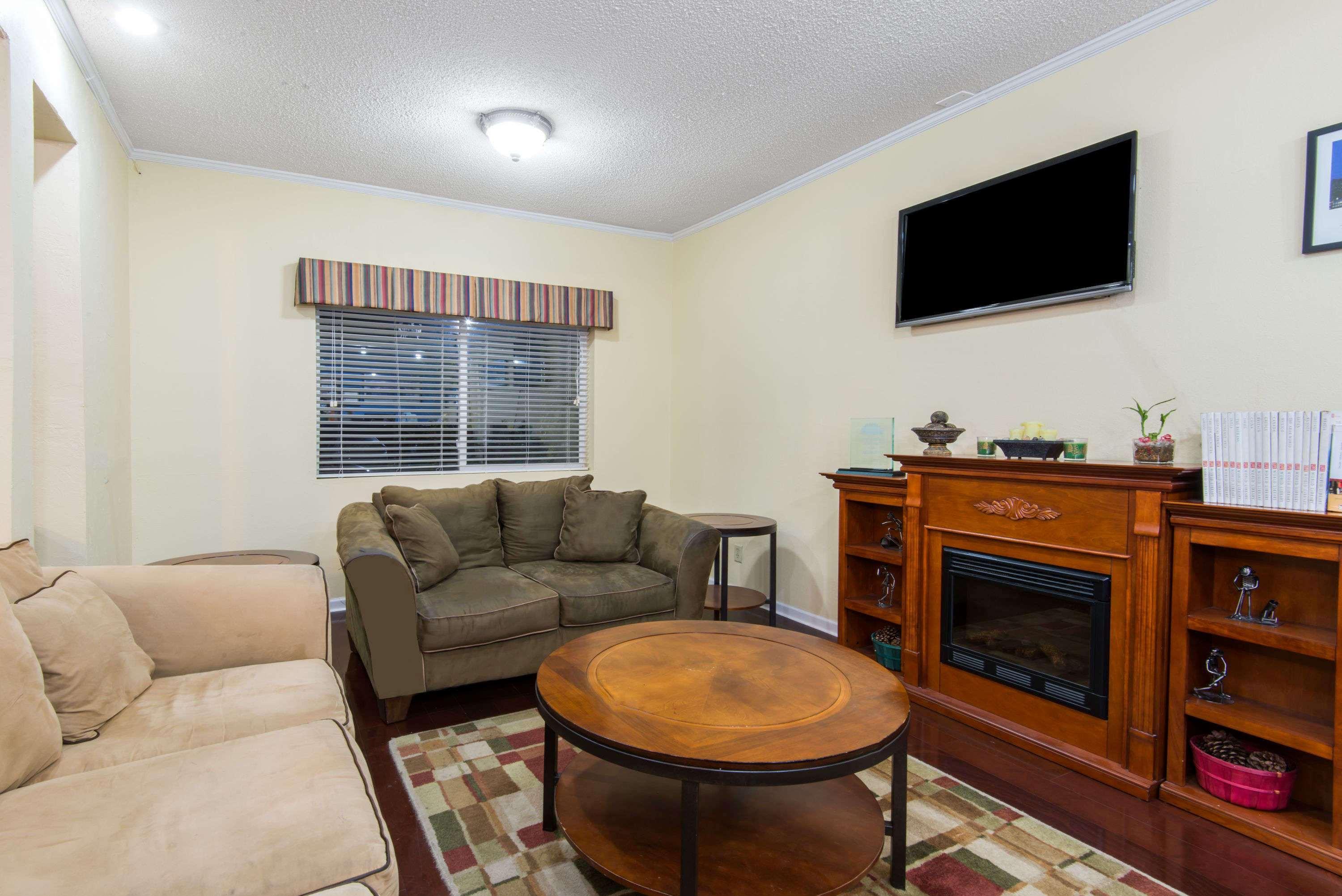 Days Inn By Wyndham Kansas City International Airport Εξωτερικό φωτογραφία
