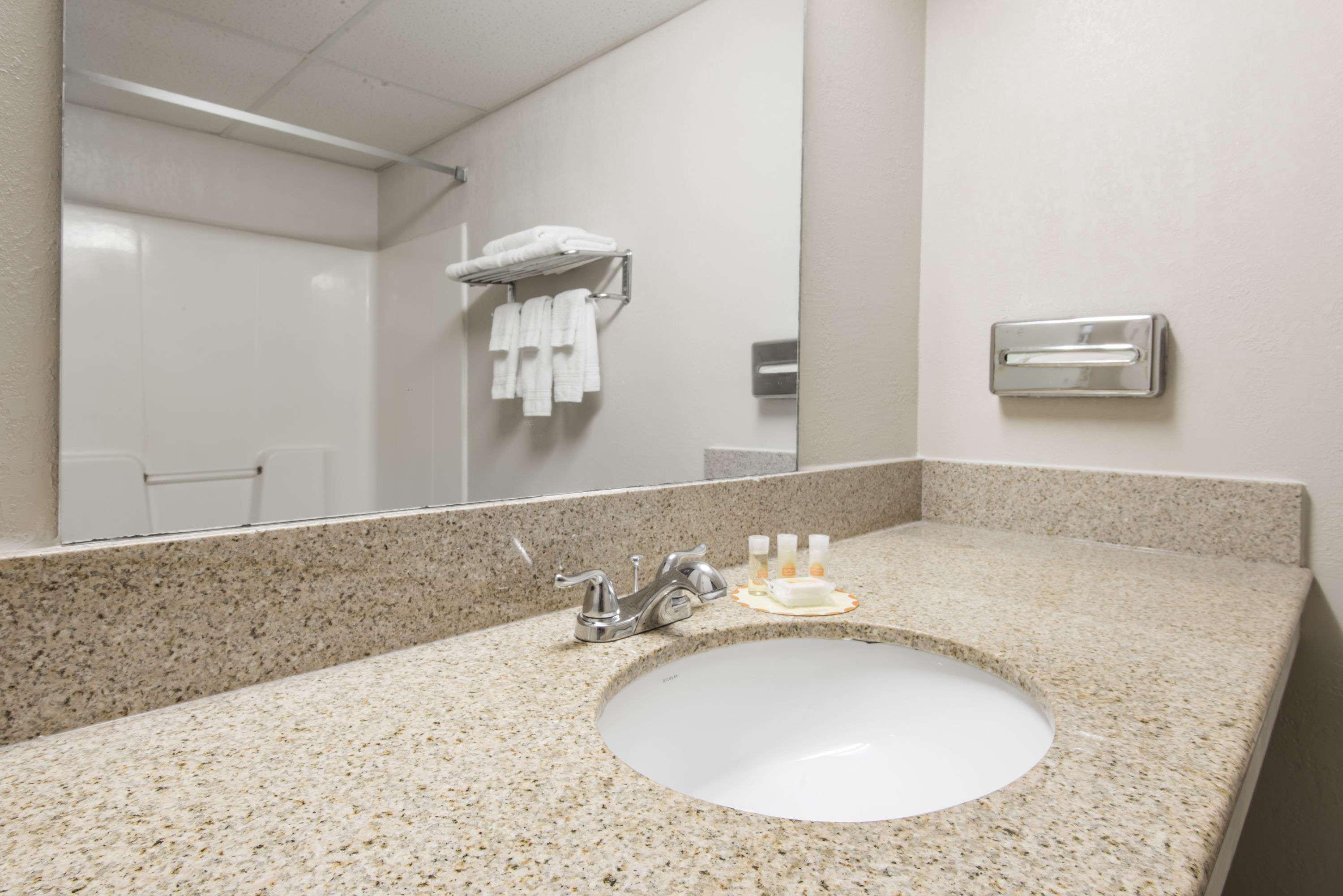 Days Inn By Wyndham Kansas City International Airport Εξωτερικό φωτογραφία