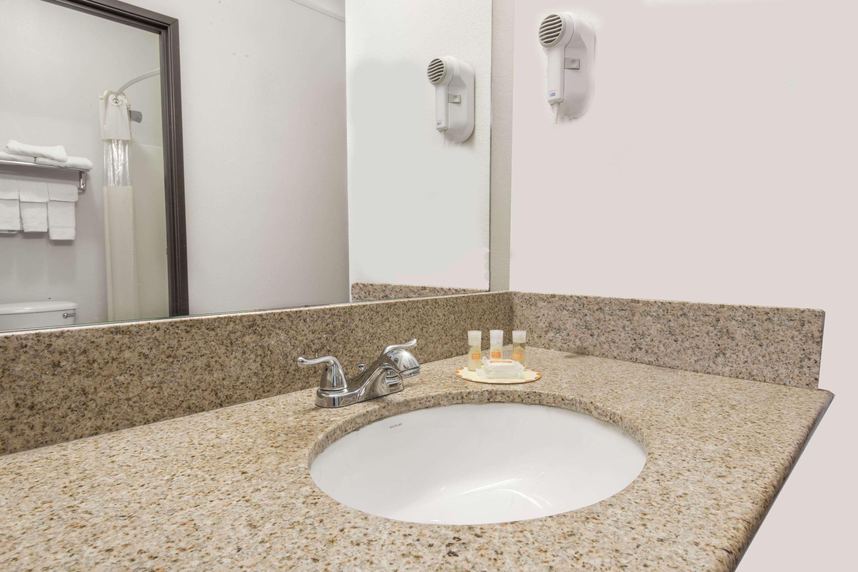 Days Inn By Wyndham Kansas City International Airport Εξωτερικό φωτογραφία