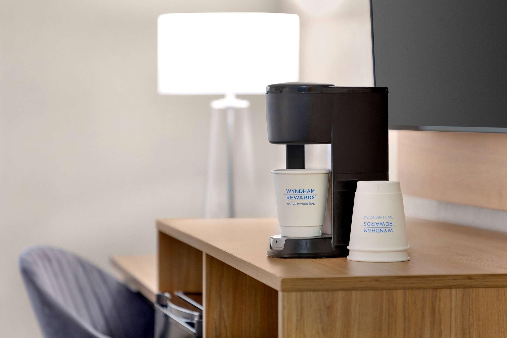 Days Inn By Wyndham Kansas City International Airport Εξωτερικό φωτογραφία